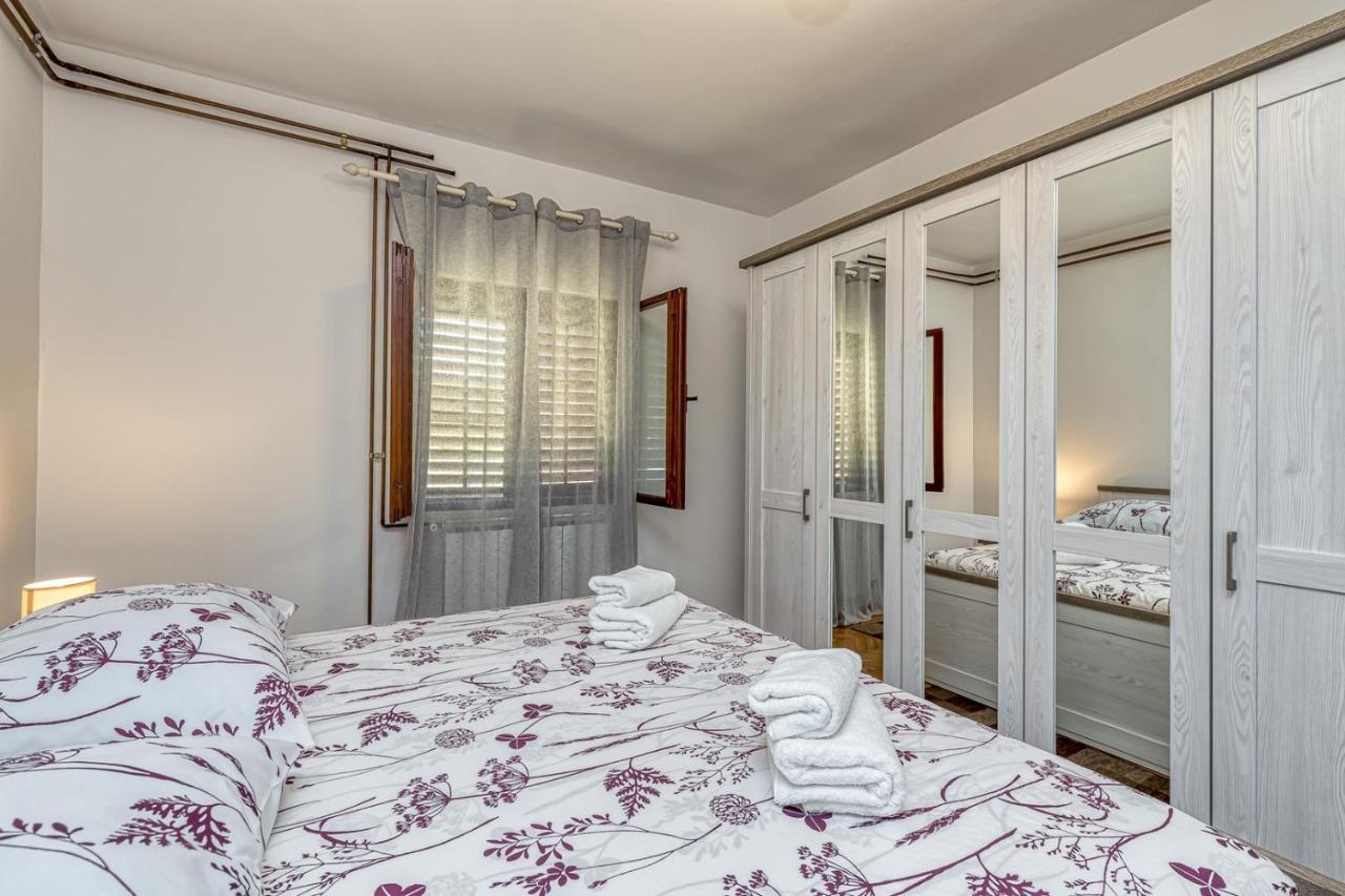 Apartamento Emanuela With Private Pool Loborika Exterior foto